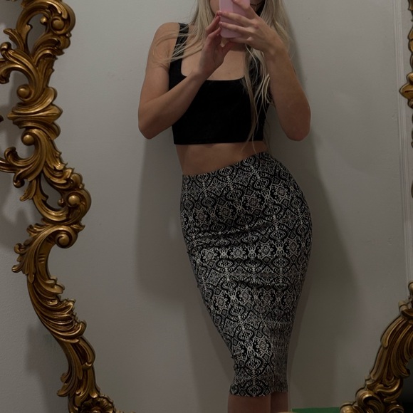 Elegant Black and White Patterned Skirt - Picture 1 of 4